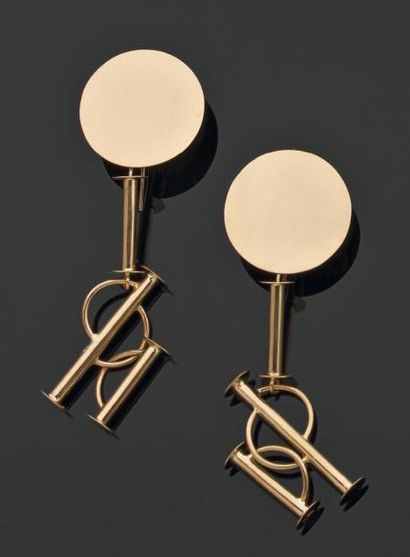 ETTORE SOTTSASS Rare paire de longs pendants d'oreilles «mobiles». Or jaune. 1984/1986....