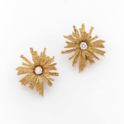 CARTIER. Années 1960 PAIRE de CLIPS d'oreilles en forme de fleur stylisée en or matricé....