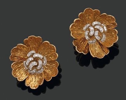 BOUCHERON. Années 1960 PAIRE de CLIPS en forme de fleur épanouie en or matricé. Au...