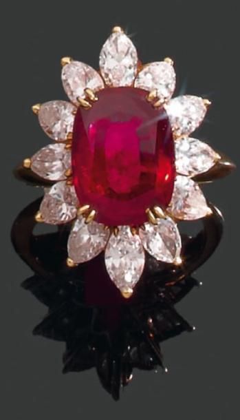 VAN CLEEF & ARPELS. Années 1970 IMPORTANTE BAGUE ornée d'un rubis ovale dans un riche...