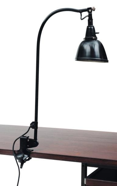 CURT FISCHER (1890-1956) Lampe de bureau orientable Bras courbé et système de fixation...