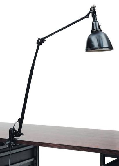 CURT FISCHER (1890-1956) Lampe de bureau orientable Double bras et système de fixation...