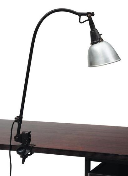 CURT FISCHER (1890-1956) Lampe de bureau orientable Bras courbé et système de fixation...