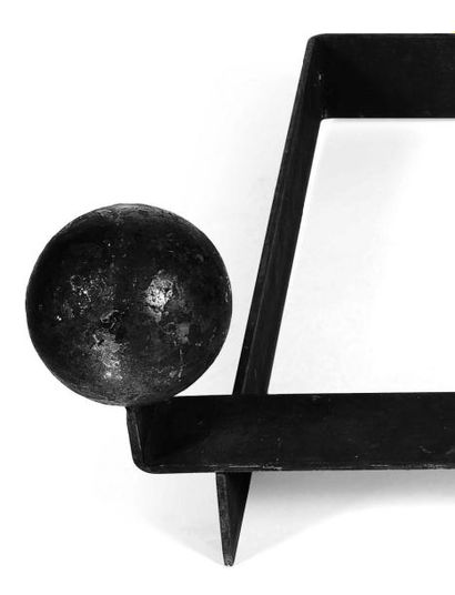 JEAN ROYÈRE (1902-1981) Chenet Fer forgé, patine noire. Vers 1950 H_20 cm L_60 cm...