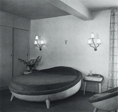 JEAN ROYÈRE (1902-1981) Paire d'appliques modèle « Bouquet ». Métal laqué noir et...