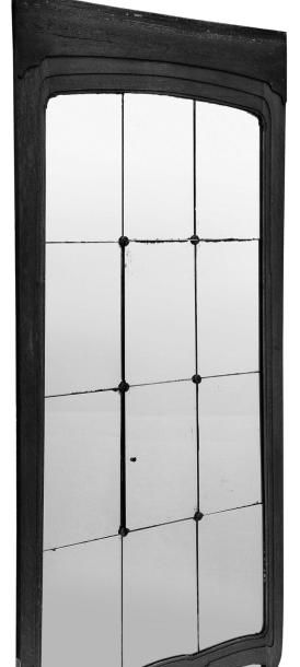 VICTOR HORTA (1861-1947) Porte-miroir Chêne clair et miroir. Vers 1910. H_210 cm...