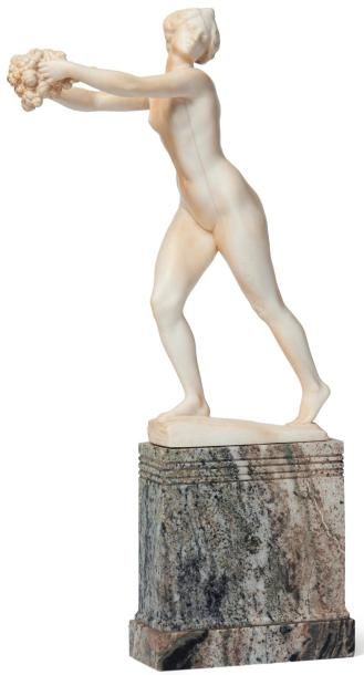 PHILIPPE WOLFERS (1858-1929) Sculpture « Offrande » Ivoire et marbre. 1913. Signée....