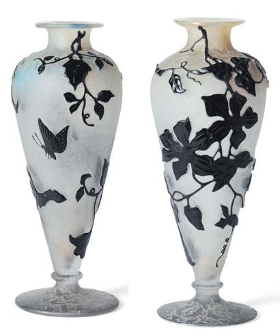 DAUM Paire de vases Verre doublé opalescent avec une gravure à l'acide, motif de...