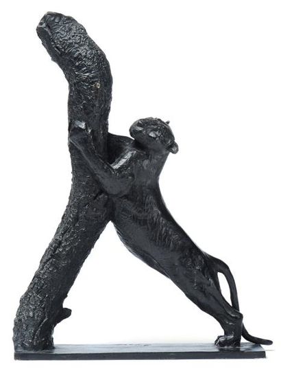 GEORGES LUCIEN GUYOT (1885-1973) Panthère griffant sur un arbre Épreuve en bronze...