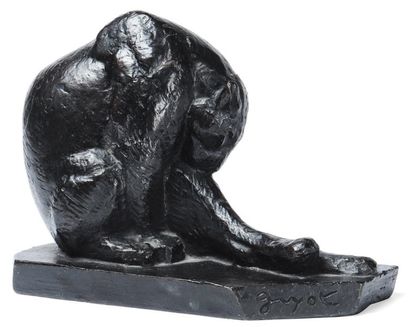 GEORGES LUCIEN GUYOT (1885-1973) Lionne se léchant Épreuve en bronze patiné. GODARD,...