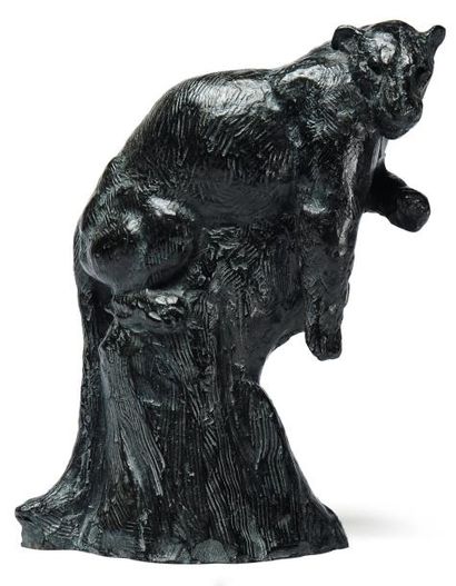 GEORGES LUCIEN GUYOT (1885-1973) Lionne sur un rocher Épreuve en bronze patiné. LA...