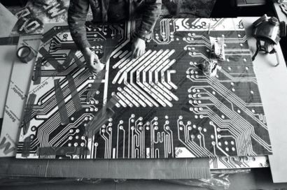 PIERRE OSAWA (NÉ EN 1982) Prototype Table basse « Micro puce » MDF laqué et aluminium...