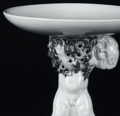 MICHAEL POWOLNY (1871-1954) Putti soutenant une coupe Porcelaine glaçurée Wiener...