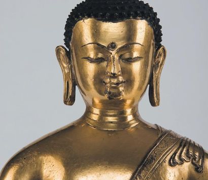  Statuette du bouddha Cakyamuni Assis en padmasana sur le lotus en bronze doré, les...