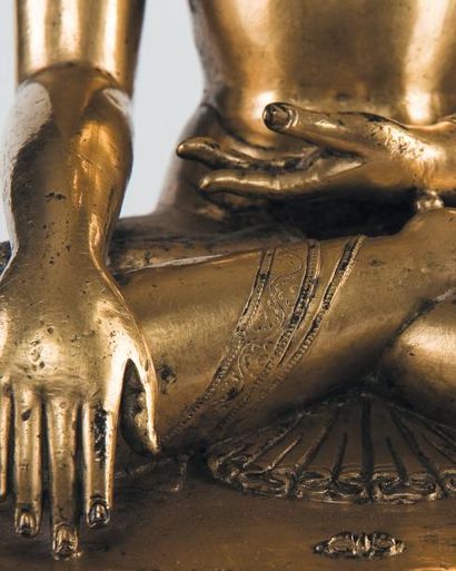 null Statuette du bouddha Cakyamuni Assis en padmasana sur le lotus en bronze doré,...