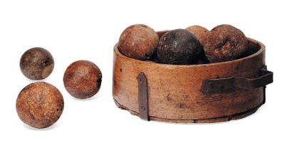 Ancien jeu de boules en bois D_47 cm