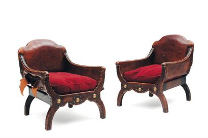  Paire de fauteuils en bois garnis de cuir, à piétement curule, clouté H_79 cm L_63...