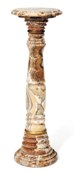 Vase sur une colonne en onyx tourné et sculpté...