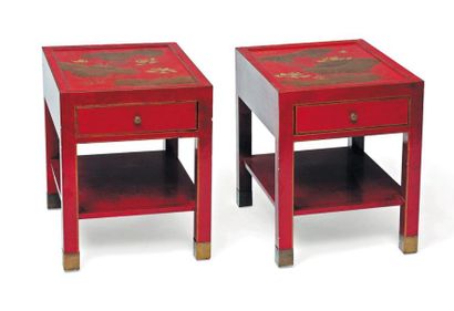 Paire de tables basses en bois laqué rouge...