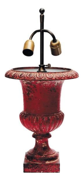 null Vase en fonte laquée rouge Travail Néoclassique du XIXe s. H_56,6 cm D_26,5...