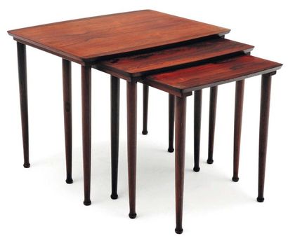 TRAVAIL DANOIS Suite de trois tables gigognes en palissandre. Vers 1955. H_45 cm...