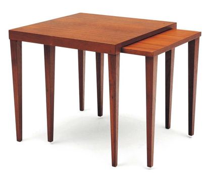 null Suite de deux tables gigognes en chêne clair. Vers 1960. H_48 cm L_50 cm P_50...