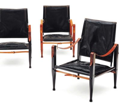 KAARE KLINT (1888-1954) Suite de trois fauteuils modèle « Safari » en teck et cuir...