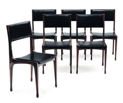 CARLO DI CARLI Suite de six chaises en noyer et cuir noir. Édition Cassina. Vers...