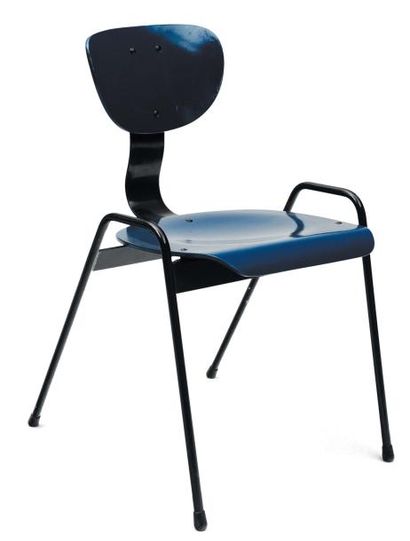 WILLY VAN DER MEEREN Chaise en bois laqué bleu et métal laqué noir. Vers 1965. H_78...