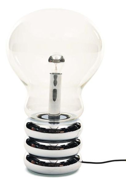 INGO MAURER (NÉ EN 1932) Lampe « Giant Bulb » en verre et base en acier chromé. Vers...