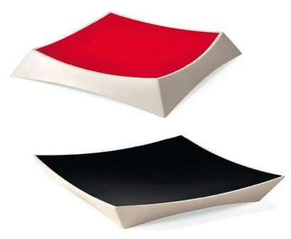 TANJU OZELGIN - TURQUIE Coupelle « ark » en Corian® rouge, noir et blanc. H_5 cm...
