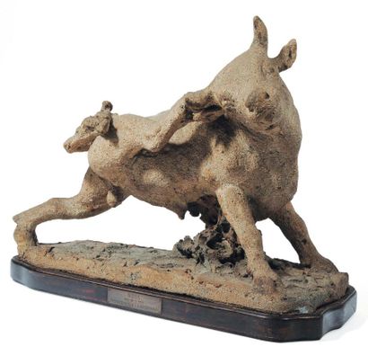 JEAN RENÉ GAUGUIN (1881-1961) Sculpture "Taureau". Terre cuite et socle en bois (cartouche)....