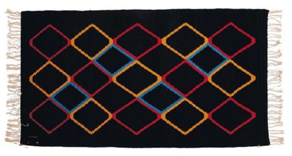 M.- L.BAUGNIET (1896-1995) Tapis en laine à motifs de losanges, bleu rouge et jaune....