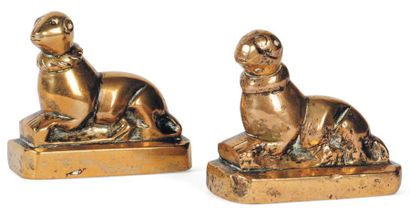 null Petite paire de chiens en bronze. XVIIe siècle. H_5 cm