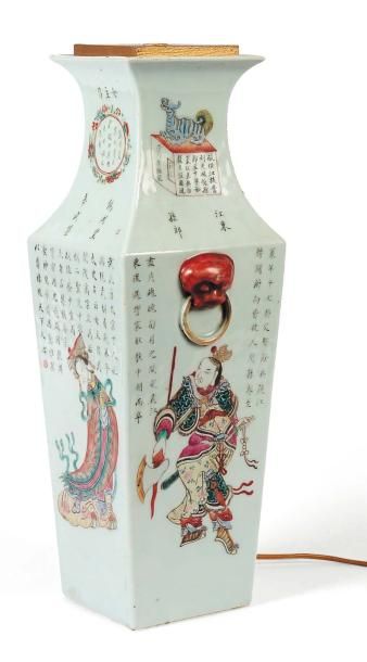 Vase en porcelaine polychrome. Chine, fin...