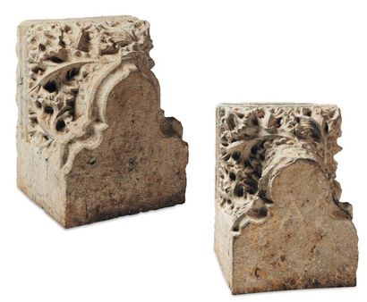 null Paire de chapiteaux en pierre calcaire sculptée à décor de feuillages découpés....
