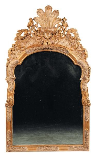 null Miroir en bois doré à décor de feuillages, treillages et panache. Début du XVIIIe...