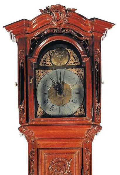 null Horloge de parquet en chêne mouluré et sculpté. Le cadran signé Cornelifse /...