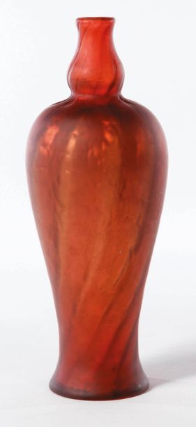 VERRERIE DE LOETZ Dans le goût de Vase soliflore
Verre teinté, vers 1920
H_27 cm