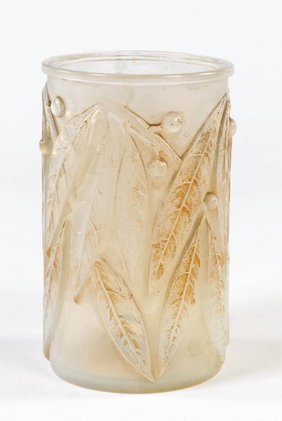 RENÉ LALIQUE 1860-1945 France Vase pinceaux à l'Eucalyptus
Verre, signé R. Lalique,...