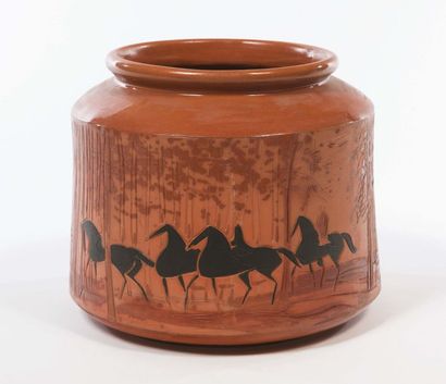 ANDRÉ BRASILIER Né en 1929 France Grand pot à décor gravé de cavaliers et de chevaux
Grès...