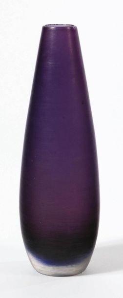 CARLO SCARPA 1906-1978 Italie Vase soliflore
Verre teinté violet et gravé à l'acide
Marque...