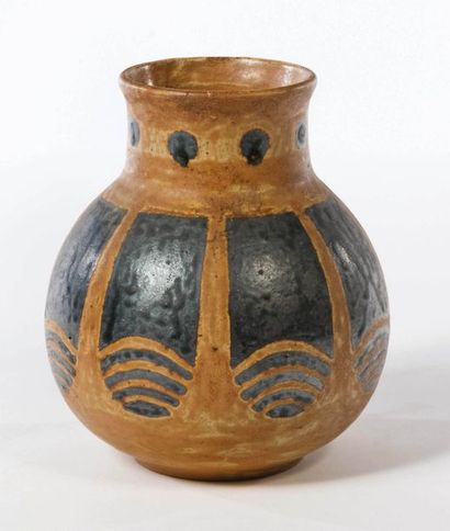 CHARLES GRÉBER 1853-1935 France Vase à décor stylisé
Grès émaillé bicolore, signé,...
