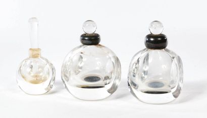 KOSTA BODA Paire de flacons et petit flacon de parfum
Verre, signés, vers 1950
H_11...