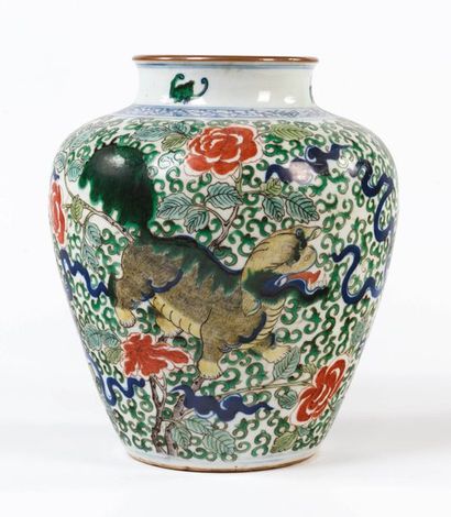 CHINE Jarre ovoïde
Porcelaine Wucai, à décor d'un lion fu
H_30 cm