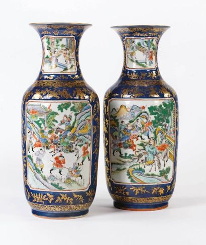 CHINE Paire de vases
Porcelaine de la famille rose, à décor de scènes de batailles...