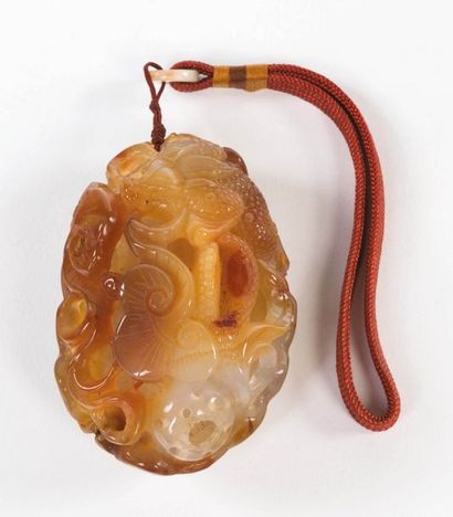 CHINE Pendentif ajouré
Agate au décor d'amadouviers
H_9,5 cm L_7 cm P_4 cm