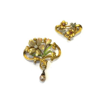 null Ensemble de deux bijoux en or 18K (750) comprenant: un pendentif floral stylisé,...
