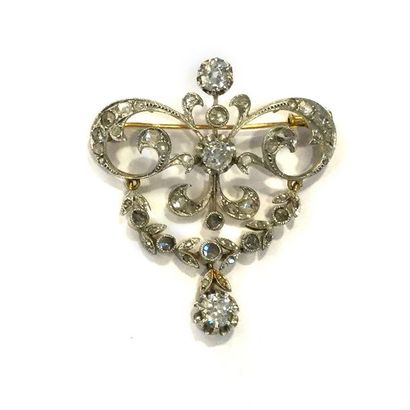 null Broche-pendentif fleuron en or 18K (750), orné de diamants de taille ancienne...