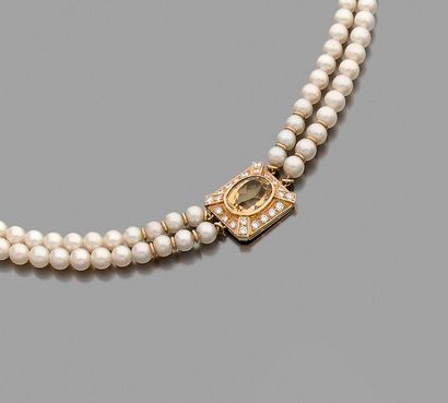 null Collier de deux rangs de perles de culture, orné d’un motif en or 18K (750),...